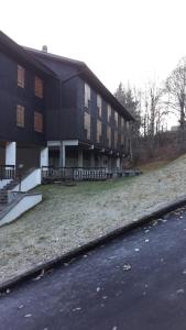 un gran edificio negro con un patio junto a una carretera en appartamento Cima, en Fiumalbo