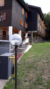 un edificio con un frisbee delante de él en appartamento Cima, en Fiumalbo