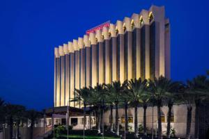 een weergave van het mgm hotel 's nachts bij Sheraton Dammam Hotel & Convention Centre in Dammam