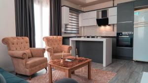 sala de estar con 2 sillas y mesa en Kardinia Hotel, en Mezitli