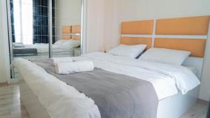 Postel nebo postele na pokoji v ubytování Kardinia Hotel