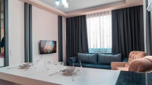 ein Wohnzimmer mit einem Tisch und einem Sofa in der Unterkunft Kardinia Hotel in Mezitli