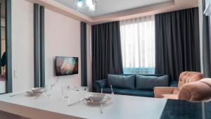 TV a/nebo společenská místnost v ubytování Kardinia Hotel