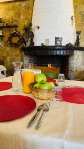 een tafel met een mand appels en sinaasappelsap bij Rambuje Resort in Lezhë