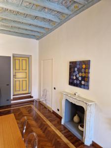 sala de estar con chimenea y mesa en SUITE VIA ROMA, en Cherasco