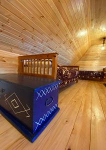 una fila de camas de madera en una habitación de madera en Casuta Bunicilor Corbii de Piatra, en Corbi