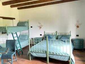 Habitación con 3 literas, mesa y sillas. en Ozium en Villa Vicentina