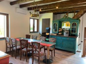 uma sala de jantar com mesa e cadeiras em Ozium em Villa Vicentina