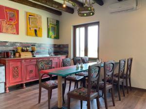 - une salle à manger avec une table et des chaises dans l'établissement Ozium, à Villa Vicentina