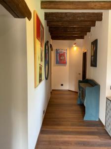 un pasillo en una casa con techos de madera en Ozium en Villa Vicentina
