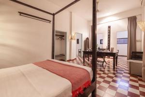 een slaapkamer met een bed en een bureau in een kamer bij Maison 557 in Siem Reap