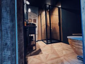 bagno con servizi igienici e pavimento in legno di Boutique Hotel Bajoene a Middelburg Altre 29 foto