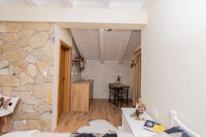 a room with a stone wall and a table at Ostro&scaron;ke grede in Nik&scaron;ić