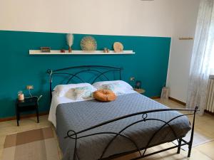 - une chambre dotée d'un lit avec un mur bleu dans l'établissement IULI LAKE HOME Tra lago e montagna, à Olginate
