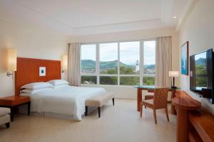 Postel nebo postele na pokoji v ubytování Sheraton Sanya Yalong Bay Resort