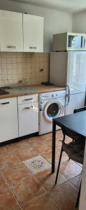Kuchyňa alebo kuchynka v ubytovaní Apartamenty Hetmańska - 24h Shop