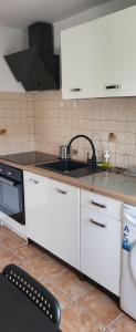 Kuchyňa alebo kuchynka v ubytovaní Apartamenty Hetmańska - 24h Shop