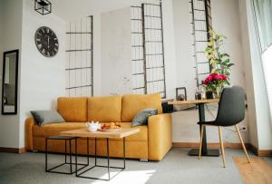 salon z kanapą i stołem w obiekcie Apartamenty Szajnowicza pl 'garaż gratis' w mieście Częstochowa