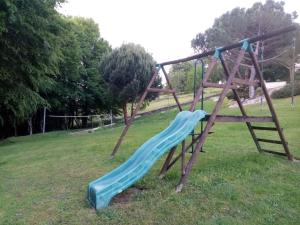 Ο χώρος παιχνιδιού για παιδιά στο Jolie maison en plein pays vert.