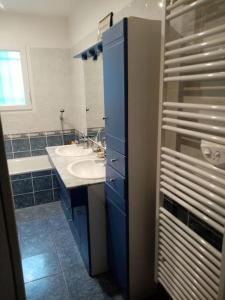 Ένα μπάνιο στο Jolie maison en plein pays vert.