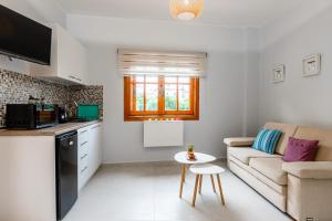 Kuchyň nebo kuchyňský kout v ubytování Aroma Accommodations