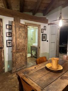 Una habitación con una mesa de madera con una taza. en La Casa sopra il Castello - Portovenere, en Portovenere