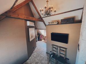 a living room with a tv and some chairs at Boutique Hotel Bajoene in Middelburg