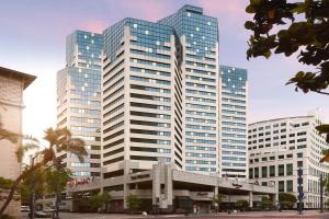 un grupo de edificios altos en una ciudad en The Westin San Diego Bayview, en San Diego