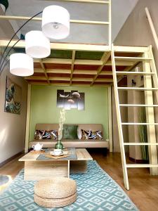 ein Wohnzimmer mit einem Etagenbett und einem Tisch in der Unterkunft rilassante casa a Torino in Turin