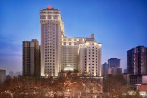 duży budynek z zegarem na górze w obiekcie Sheraton Xi'an North City Hotel w mieście Xi'an