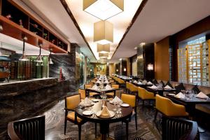 西安西安赛瑞喜来登大酒店的有桌椅和酒吧的餐厅
