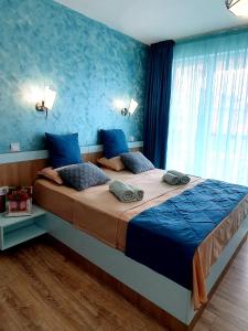sypialnia z dużym łóżkiem z niebieskimi ścianami w obiekcie Old Sailor Apartment w Obzorze