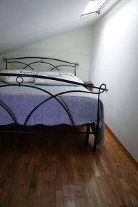 1 dormitorio con 1 cama de color púrpura en una habitación en SAILA appartamento MARTE, en Attigliano