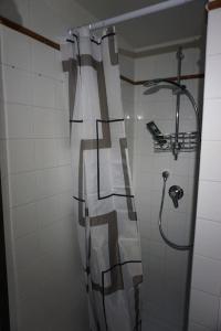 y baño con ducha en una pared de azulejos. en SAILA appartamento MARTE, en Attigliano