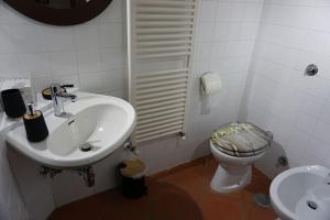 uma casa de banho com um lavatório e um WC em SAILA Monolocale MARTE em Attigliano