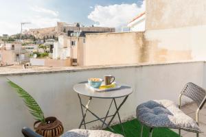 mały stolik na balkonie z filiżanką kawy w obiekcie Sweet greek memories-Acropolis w Atenach