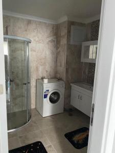 uma casa de banho com uma máquina de lavar roupa e um chuveiro em Araklı Residence em Araklı