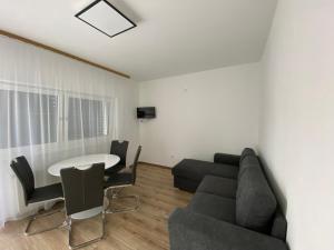 ein Wohnzimmer mit einem Sofa und einem Tisch in der Unterkunft Cédrus Apartman in Balatonfüred