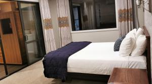 a bedroom with a white bed and a window at Tamahere Lifestyle in Tamahere