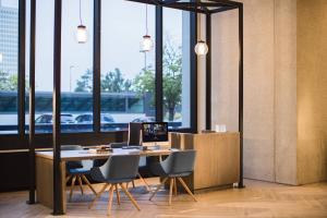 een bureau met een computer en stoelen bij Renaissance Toledo Downtown Hotel in Toledo