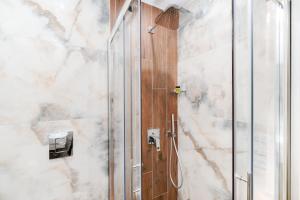 eine Dusche mit Glastür im Badezimmer in der Unterkunft Brothers Apartments in Skala Potamias + 53 Fotos