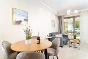 ein Wohnzimmer mit Tisch, Stühlen und Sofa in der Unterkunft Brothers Apartments in Skala Potamias