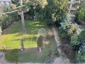 Ogród w obiekcie Sceaux - Locations de Charme dans Maison