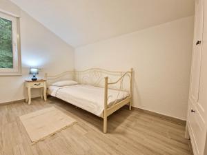 Schlafzimmer mit einem Bett, einem Tisch und einem Fenster in der Unterkunft Apartments Rudelinka in Karlobag