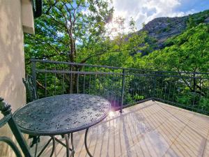 einen Tisch auf einem Balkon mit Bergblick in der Unterkunft Apartments Rudelinka in Karlobag