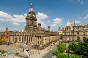 uma vista para um edifício com uma torre de relógio em Pearl Chambers in Leeds City Centre em Leeds