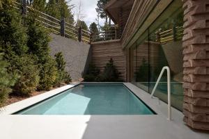 uma piscina no quintal de uma casa em Odles Lodge em Bressanone