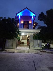 Una casa con luces azules encima. en Xuka Homestay en Hue