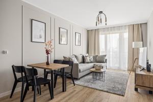 sala de estar con sofá y mesa en Marina Primore - Hampton Apartments en Gdansk