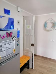 una cucina con frigorifero e farfalle sul muro di Viky House a Catania